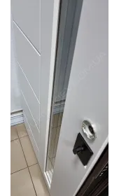 Стеклопакет на всю высоту дверей с внутренней стороны Стеклопакет на всю высоту дверей с внутренней стороны