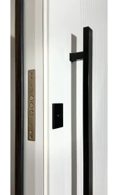 Верхний замок и массивная черная ручка с внутренней стороны