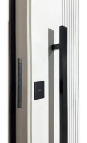 Верхний замок и массивная черная ручка