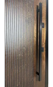 Узор двери Агата Фанера и массивная черная ручка