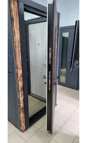 Двері в при відкритому положенні Двері в при відкритому положенні