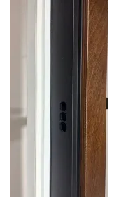 Отверстия в коробке под ригели замков