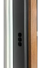 Отверстия в коробке под ригели замков