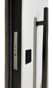 Верхній замок, масивна чорна ручка