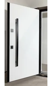 Двері Ензо Фанера у відкритому положенні