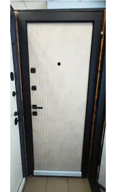 Вигляд дверей Фламінго з внутрішньої сторони