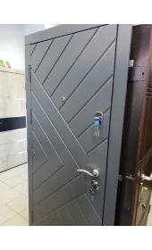 Вхідні двері в сірому кольорі, модель «Гравіті», 1.5 мм сталь, товщина полотна 90 мм Вхідні двері в сірому кольорі, модель «Гравіті», 1.5 мм сталь, товщина полотна 90 мм