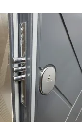 Вхідні двері в сірому кольорі, модель «Гравіті», 1.5 мм сталь, товщина полотна 90 мм Вхідні двері в сірому кольорі, модель «Гравіті», 1.5 мм сталь, товщина полотна 90 мм