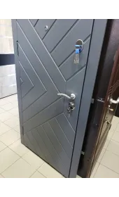 Вхідні двері в сірому кольорі, модель «Гравіті», 1.5 мм сталь, товщина полотна 90 мм Вхідні двері в сірому кольорі, модель «Гравіті», 1.5 мм сталь, товщина полотна 90 мм