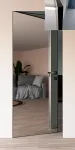 Межкомнатные двери скрытого монтажа «Hide-16-mirror» Фаворит с черным алюминиевым торцом