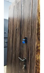 Покрытие полотна и фурнитура дверей с наружной стороны