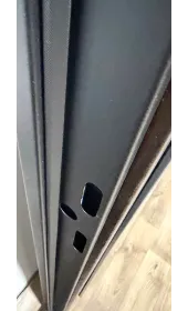 Отверстия в коробке под ригели замков