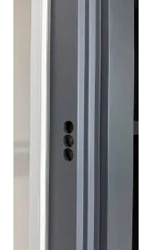 Отверстия в коробке под ригели замков