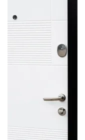 Ручка, глазок и замок в середине полотна