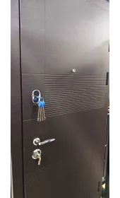 Вид замков снаружи дверей