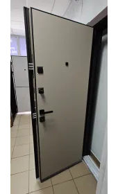 Общий вид открытой двери Синдикат изнутри