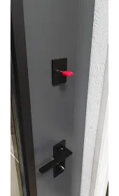 Ручка,верхній та нижній замки дверей з зовнішньої сторони