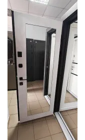 Двері Югославія у відкритому положенні