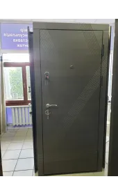 Зовнішня сторона полотна Вхідні двері модель «Аксіома» сірого кольору, 1.5 мм сталь