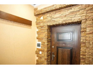 Декорування дверей за допомогою фотошпалер